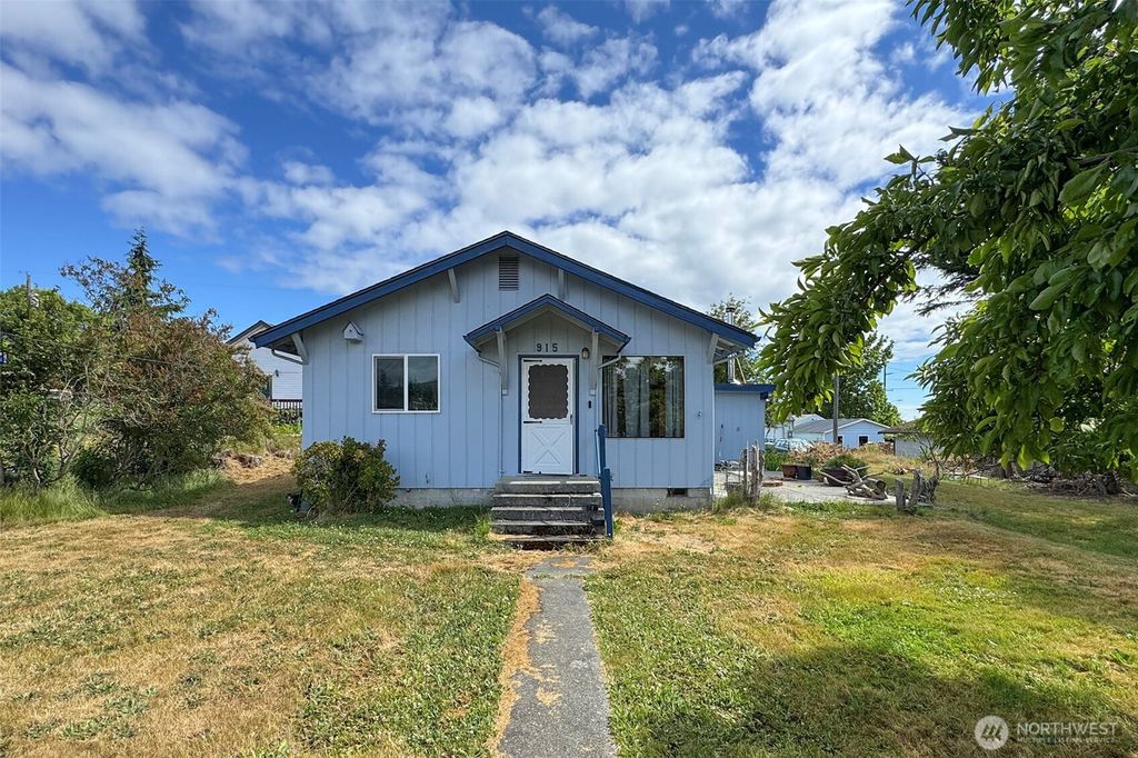 915 W 11th St, Port Angeles, WA 98363