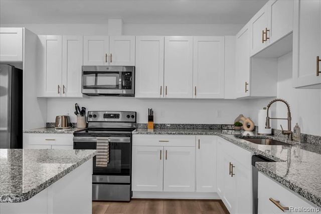 166 Oak Street PH6, Wyandotte, MI 48192