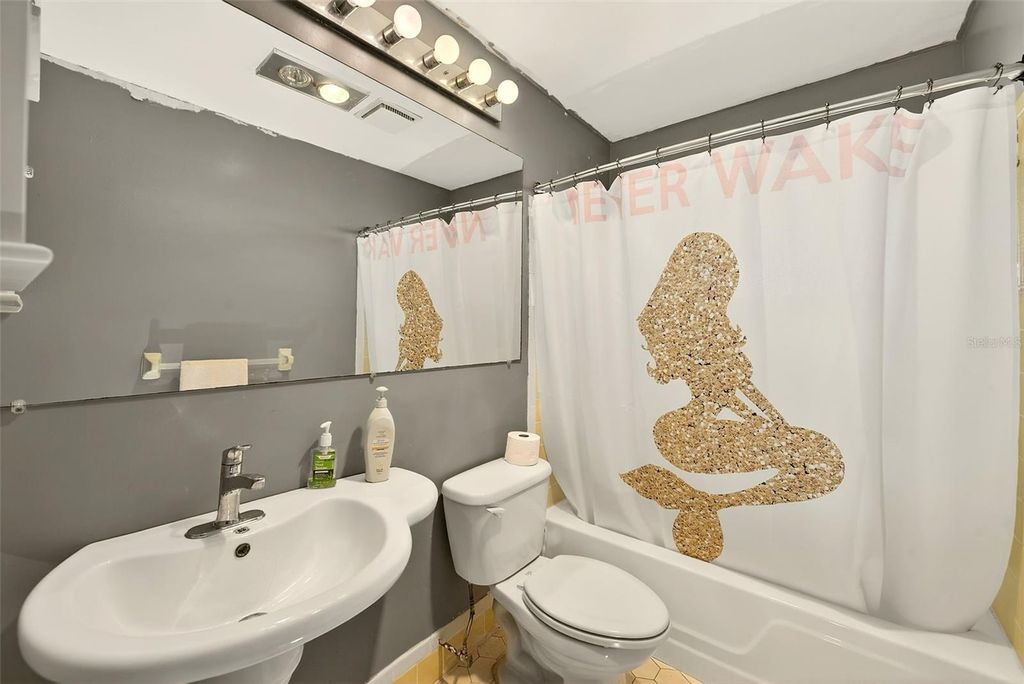 Image 18 of property listing at 4192 96TH AVENUE N 4192, Pinellas Park, FL 33782