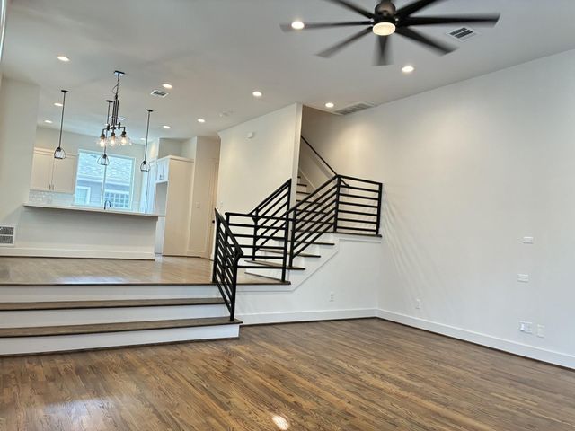 1535 W 24th Street B, Houston, TX 77008