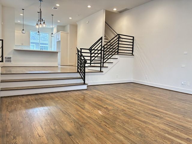 1535 W 24th Street B, Houston, TX 77008