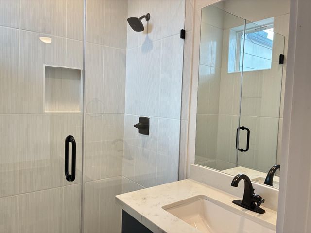 1535 W 24th Street B, Houston, TX 77008