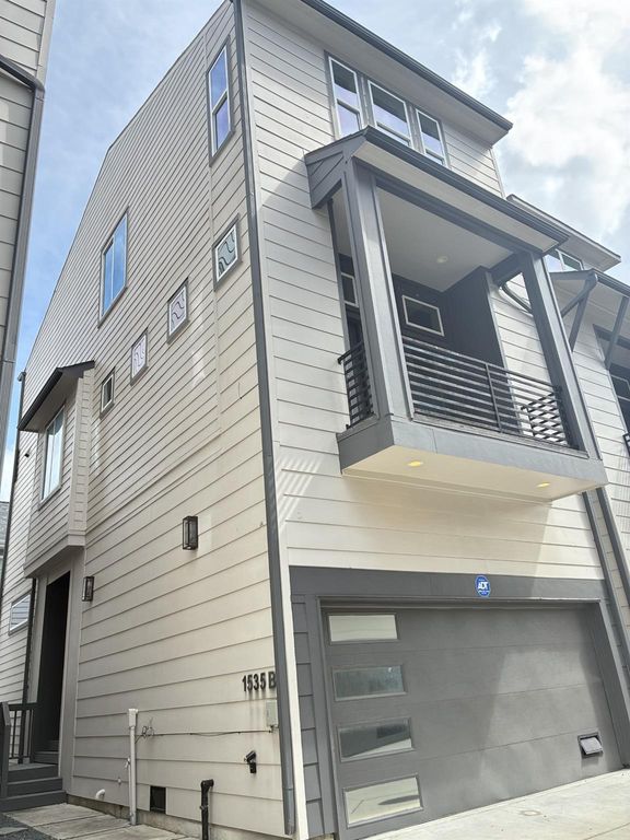 1535 W 24th Street B, Houston, TX 77008