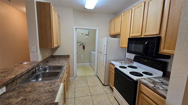 10211 COURTNEY PALMS BOULEVARD 304, Tampa, FL 33619