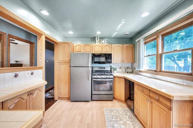 28048 Bohn Street, Roseville, MI 48066