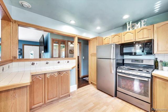 28048 Bohn Street, Roseville, MI 48066