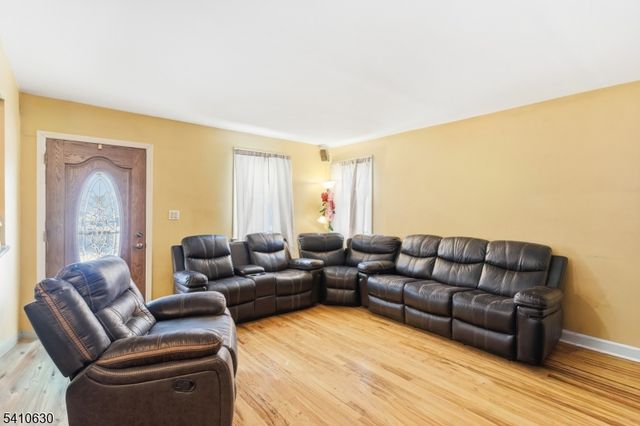 909 Seymour Ave, Linden City, NJ 07036