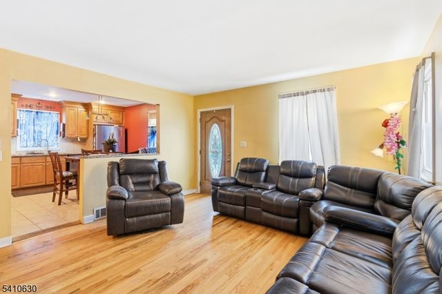 909 Seymour Ave, Linden City, NJ 07036