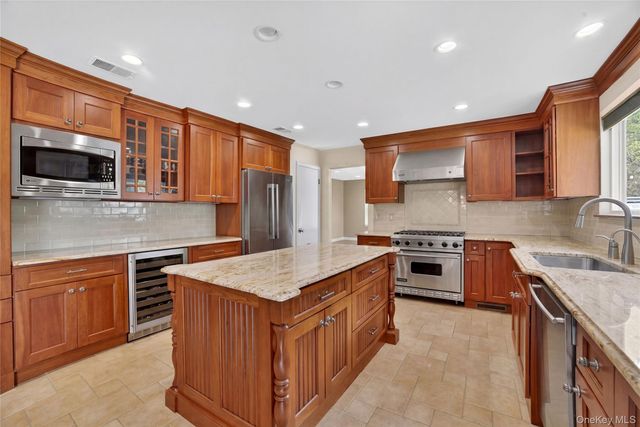 3 Leir Court, White Plains, NY 10605
