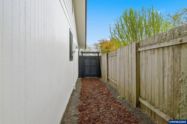 987 Travis Av, Eugene, OR 97404