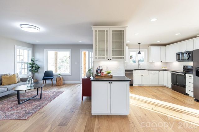 99999 Verde Drive, Asheville, NC 28806