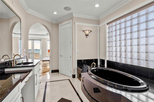 5907 BAYVIEW CIRCLE S, Gulfport, FL 33707