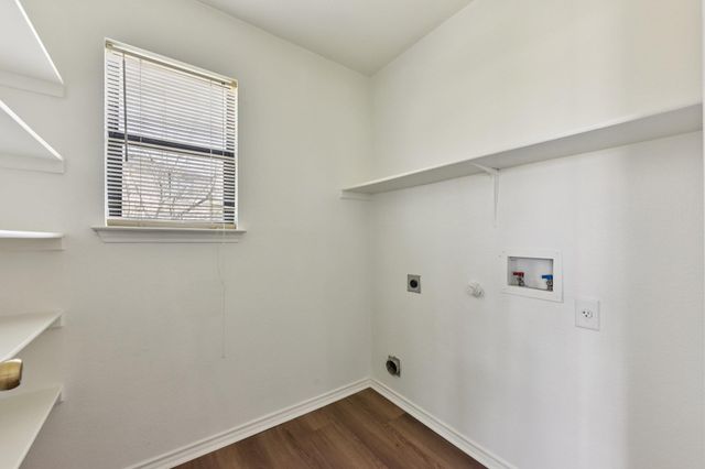 101 Bandara Woods BLVD, Elgin, TX 78621