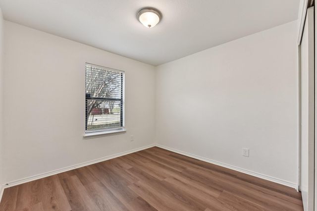 101 Bandara Woods BLVD, Elgin, TX 78621