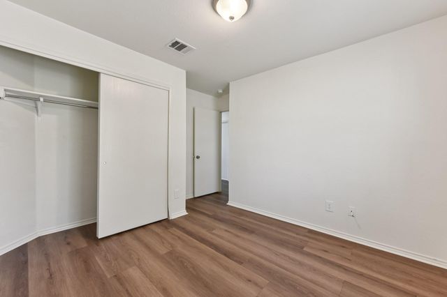 101 Bandara Woods BLVD, Elgin, TX 78621