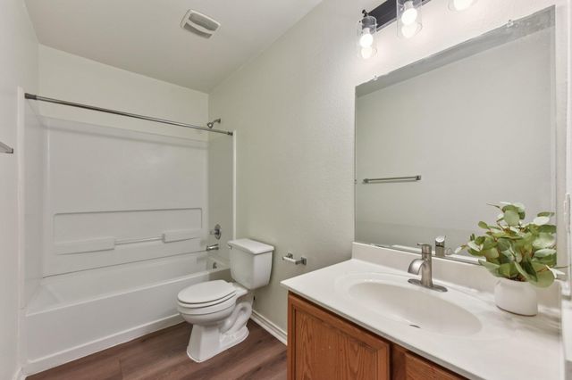 101 Bandara Woods BLVD, Elgin, TX 78621