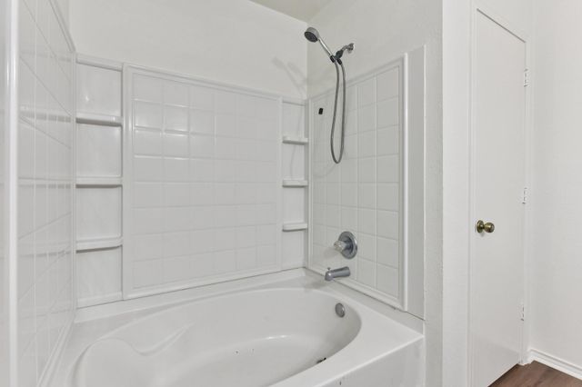 101 Bandara Woods BLVD, Elgin, TX 78621