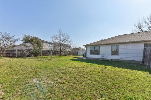 101 Bandara Woods BLVD, Elgin, TX 78621