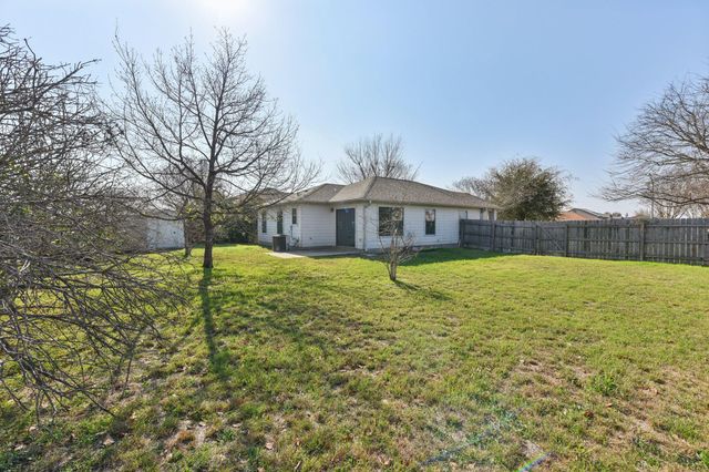 101 Bandara Woods BLVD, Elgin, TX 78621