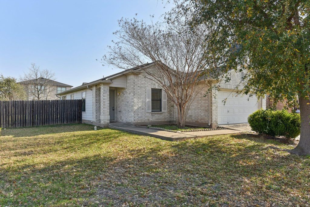101 Bandara Woods BLVD, Elgin, TX 78621
