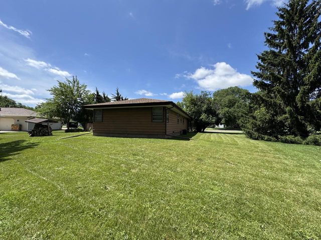 2330 S Brookside PARKWAY, New Berlin, WI 53151