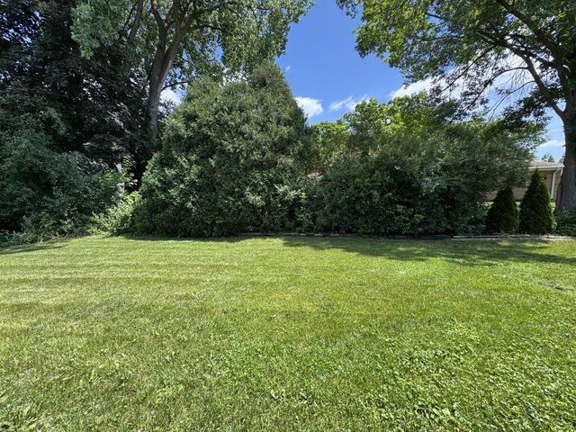 2330 S Brookside PARKWAY, New Berlin, WI 53151