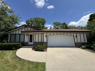 2330 S Brookside PARKWAY, New Berlin, WI 53151