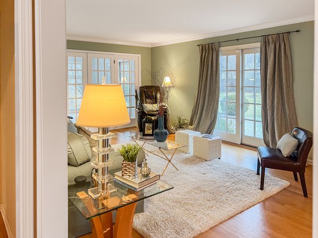 390 S Basswood Road, Lake Forest, IL 60045