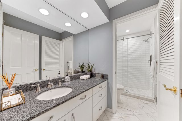 390 S Basswood Road, Lake Forest, IL 60045