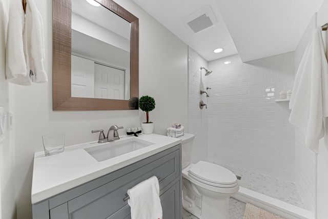 390 S Basswood Road, Lake Forest, IL 60045