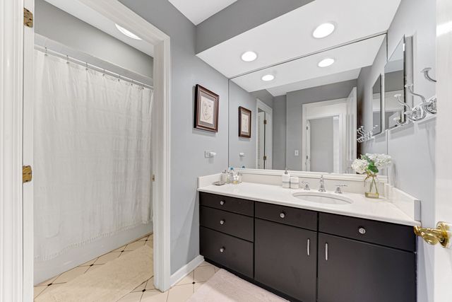 390 S Basswood Road, Lake Forest, IL 60045