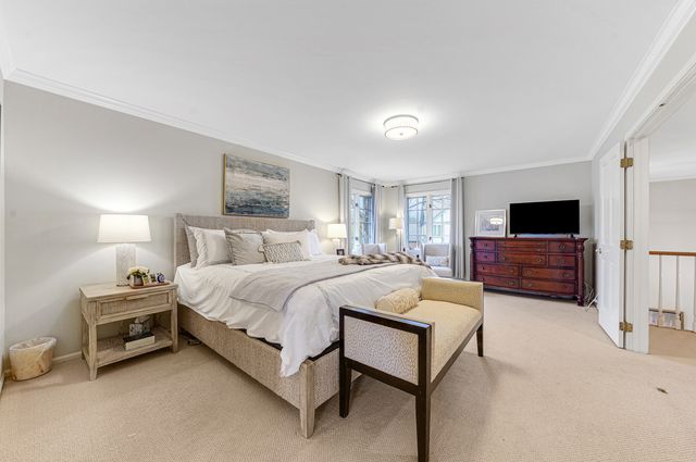 390 S Basswood Road, Lake Forest, IL 60045