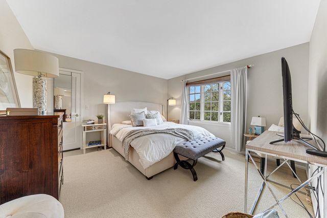 390 S Basswood Road, Lake Forest, IL 60045