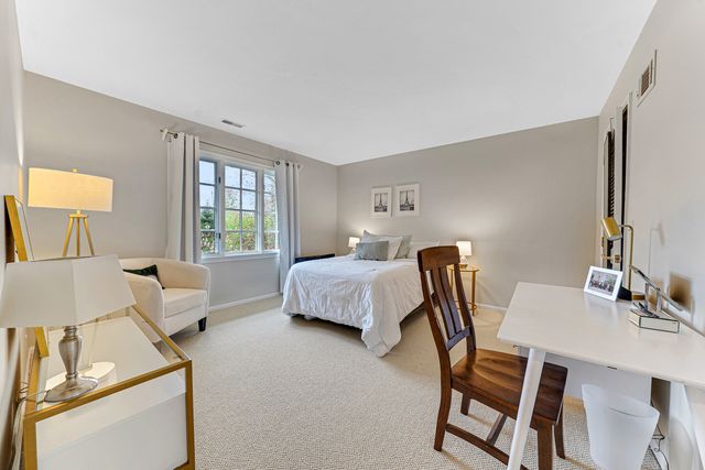 390 S Basswood Road, Lake Forest, IL 60045