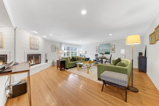 390 S Basswood Road, Lake Forest, IL 60045