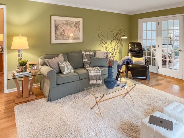 390 S Basswood Road, Lake Forest, IL 60045