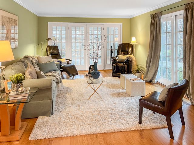 390 S Basswood Road, Lake Forest, IL 60045