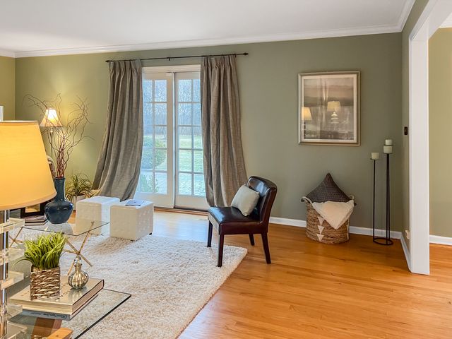 390 S Basswood Road, Lake Forest, IL 60045