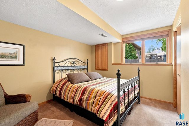 3509 E Braeburn Cir Circle, Sioux Falls, SD 57103