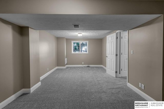 14007 Rose Lane Road, Omaha, NE 68138