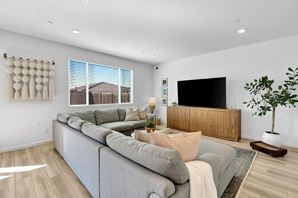 Image 15 of property listing at 534 Laurel Crest Avenue, Madera, CA 93636