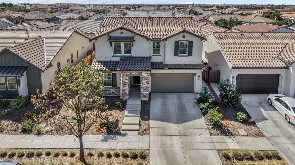 Image 2 of property listing at 534 Laurel Crest Avenue, Madera, CA 93636