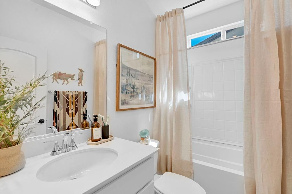 Image 25 of property listing at 534 Laurel Crest Avenue, Madera, CA 93636