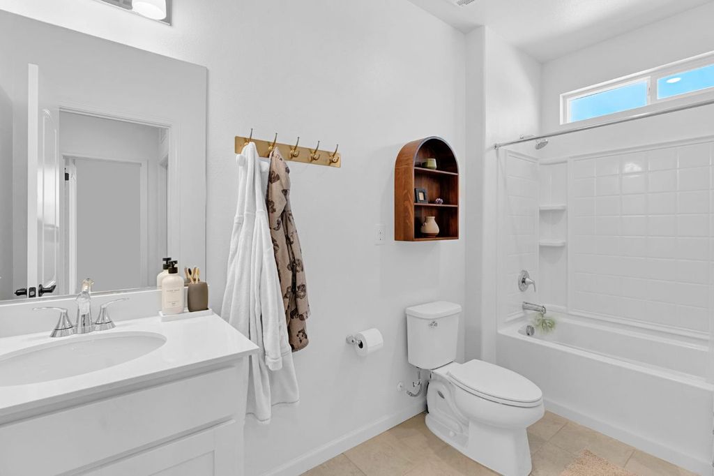 Image 34 of property listing at 534 Laurel Crest Avenue, Madera, CA 93636