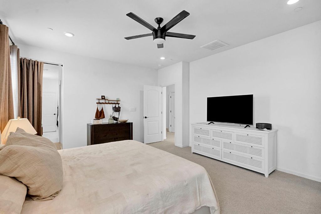 Image 37 of property listing at 534 Laurel Crest Avenue, Madera, CA 93636