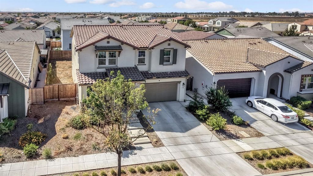 Image 4 of property listing at 534 Laurel Crest Avenue, Madera, CA 93636