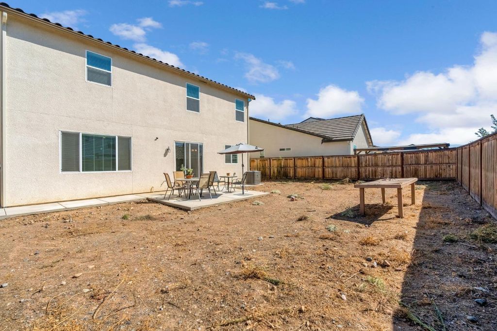 Image 40 of property listing at 534 Laurel Crest Avenue, Madera, CA 93636