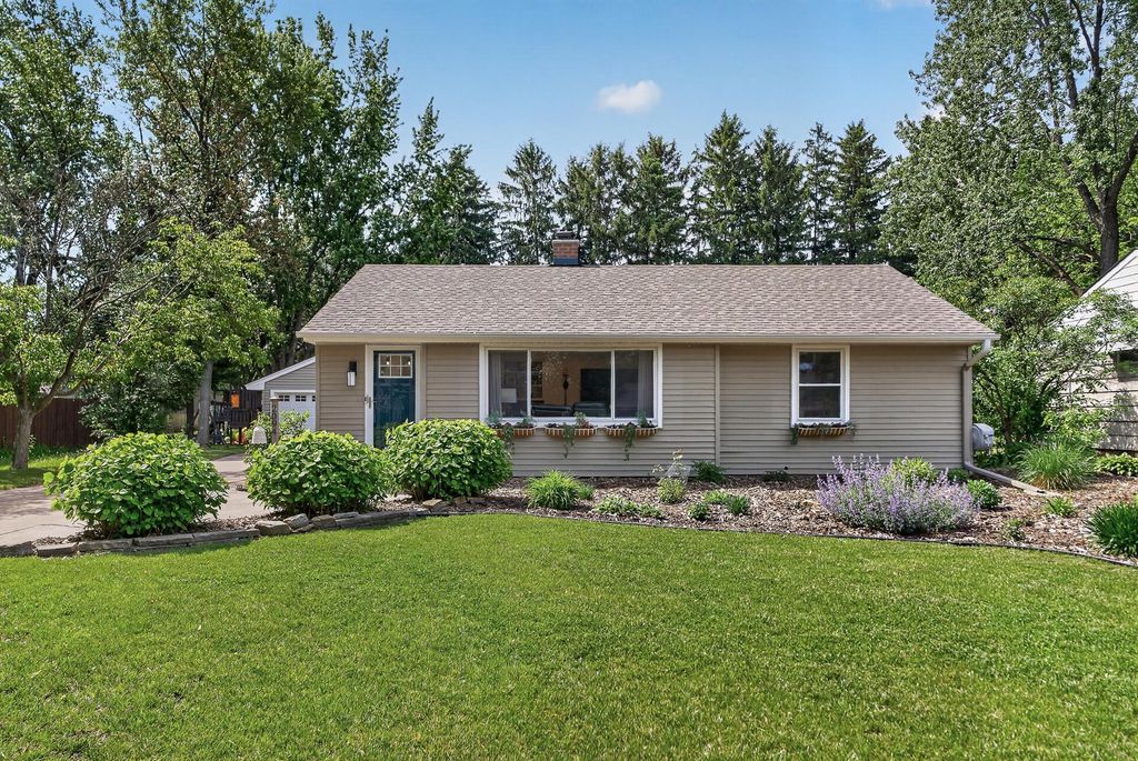 2094 Richard Avenue, White Bear Lake, MN 55110
