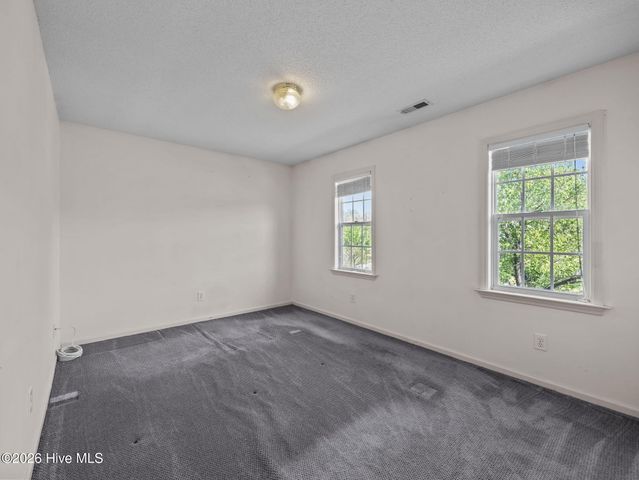 1017 N Commons Drive N, Jacksonville, NC 28546