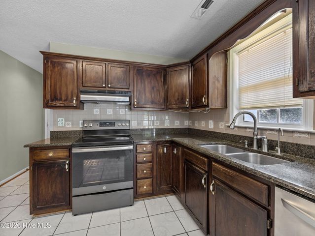 1017 N Commons Drive N, Jacksonville, NC 28546